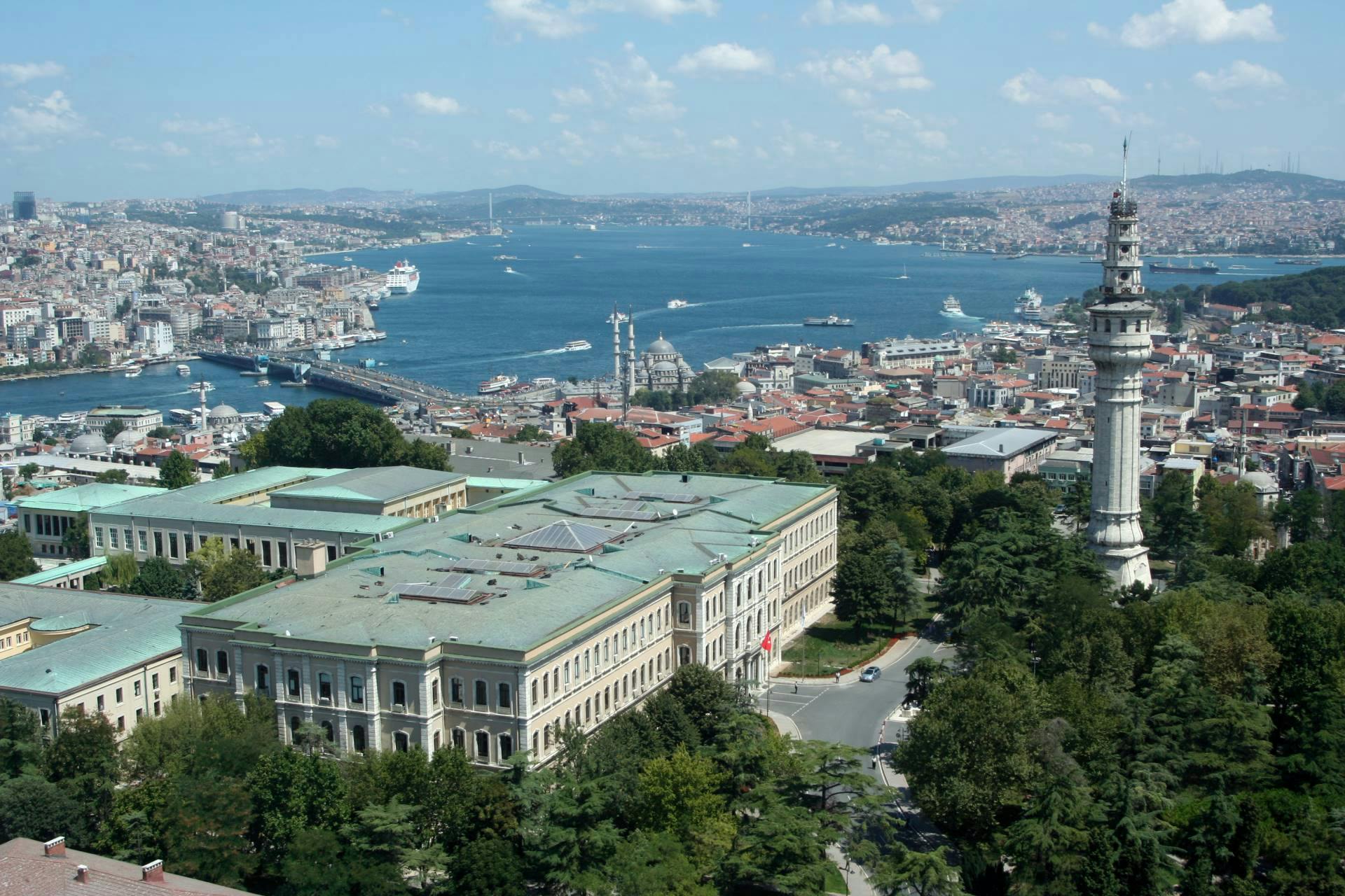 İstanbul Üniversitesi cover